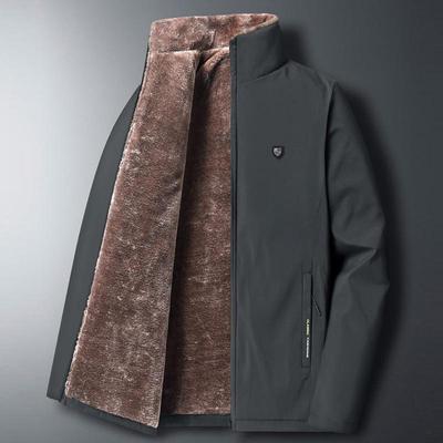 Mit Baumwolle gefütterter, warmer Wintermantel aus Samt für Herren mittleren und höheren Alters – lockere Passform, mittlere bis lange Größe.