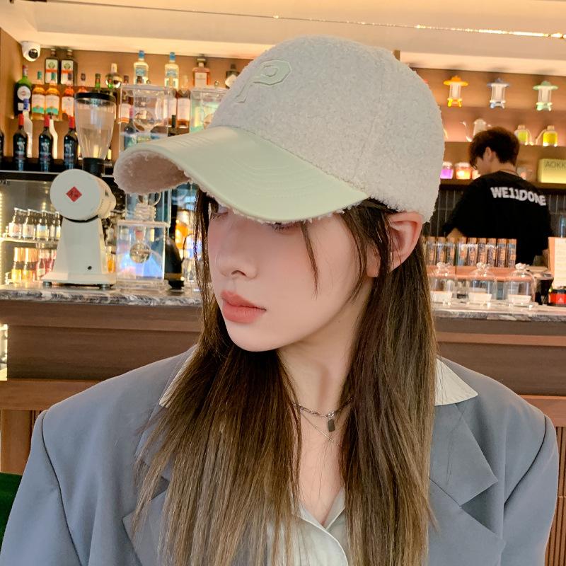 

Зимняя новая шляпа женская модная плюшевая бейсболка с буквой P, универсальная, теплая, для лица, маленькая шапочка, тренд One Size