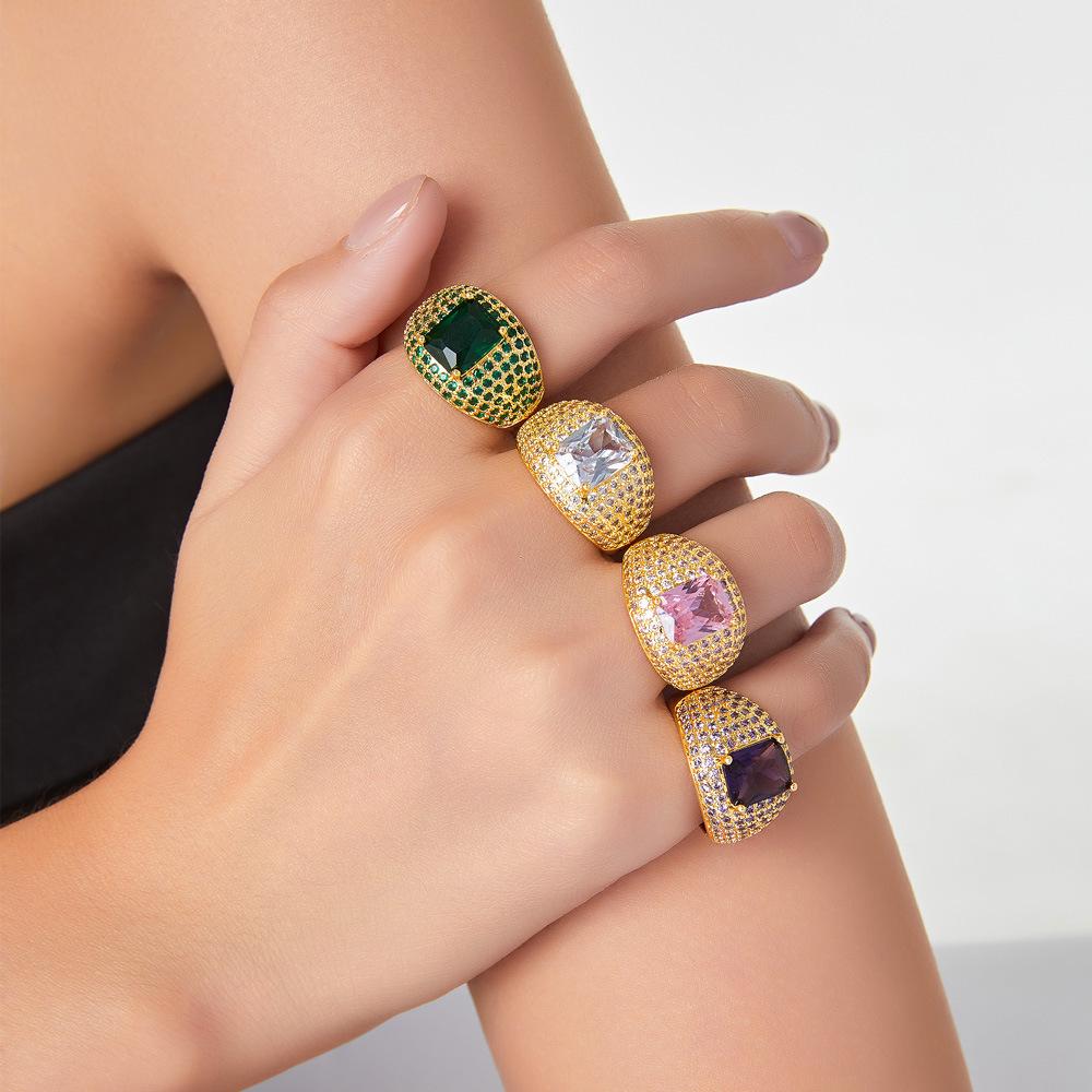 Luxurious British-Style Cluster Diamond Ring - Shiny, Elegant, and Versatile