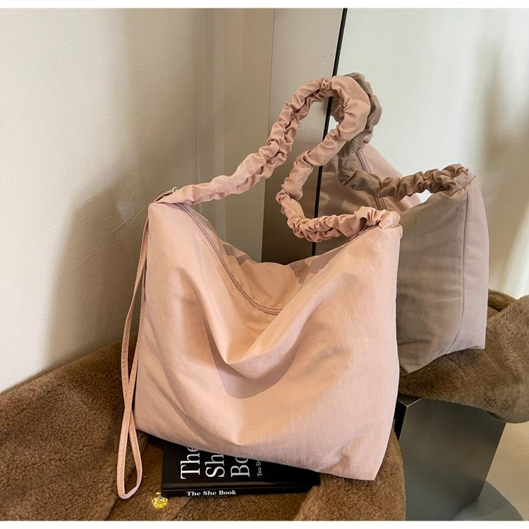 

2024 autumn new women s shoulder bag light burden reduction commuter messenger bag lazy wind fabric bag рожевий