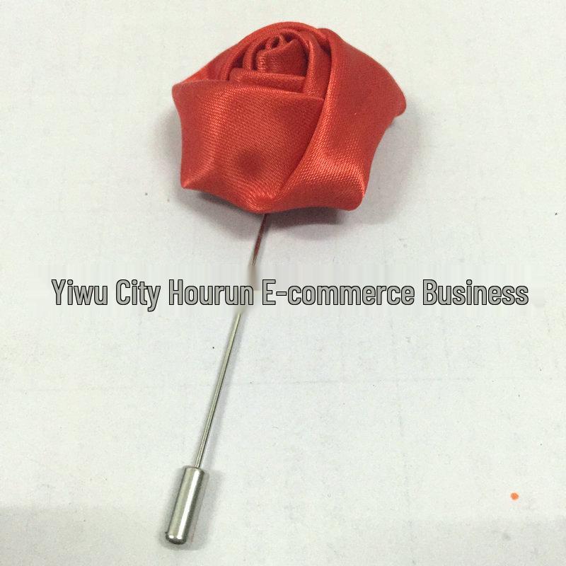 

Брошь из ткани ручной работы в виде розы: Мужской аксессуар для костюма красный