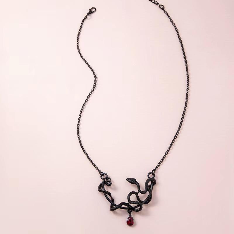 European and American Retro Snake Element Pendant Necklace, Exaggerated Black Snake Animal Zodiac Necklace Collarbone Chain
