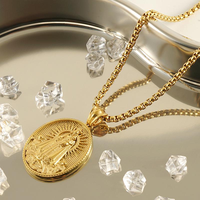 European-American 18k Titanium Steel Round Pendant Necklace with 3D Relief Pattern