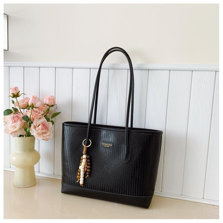 

Women s bag casual foreign style niche shoulder bag texture commuter large capacity bag 2025 new popular tote bag чёрный