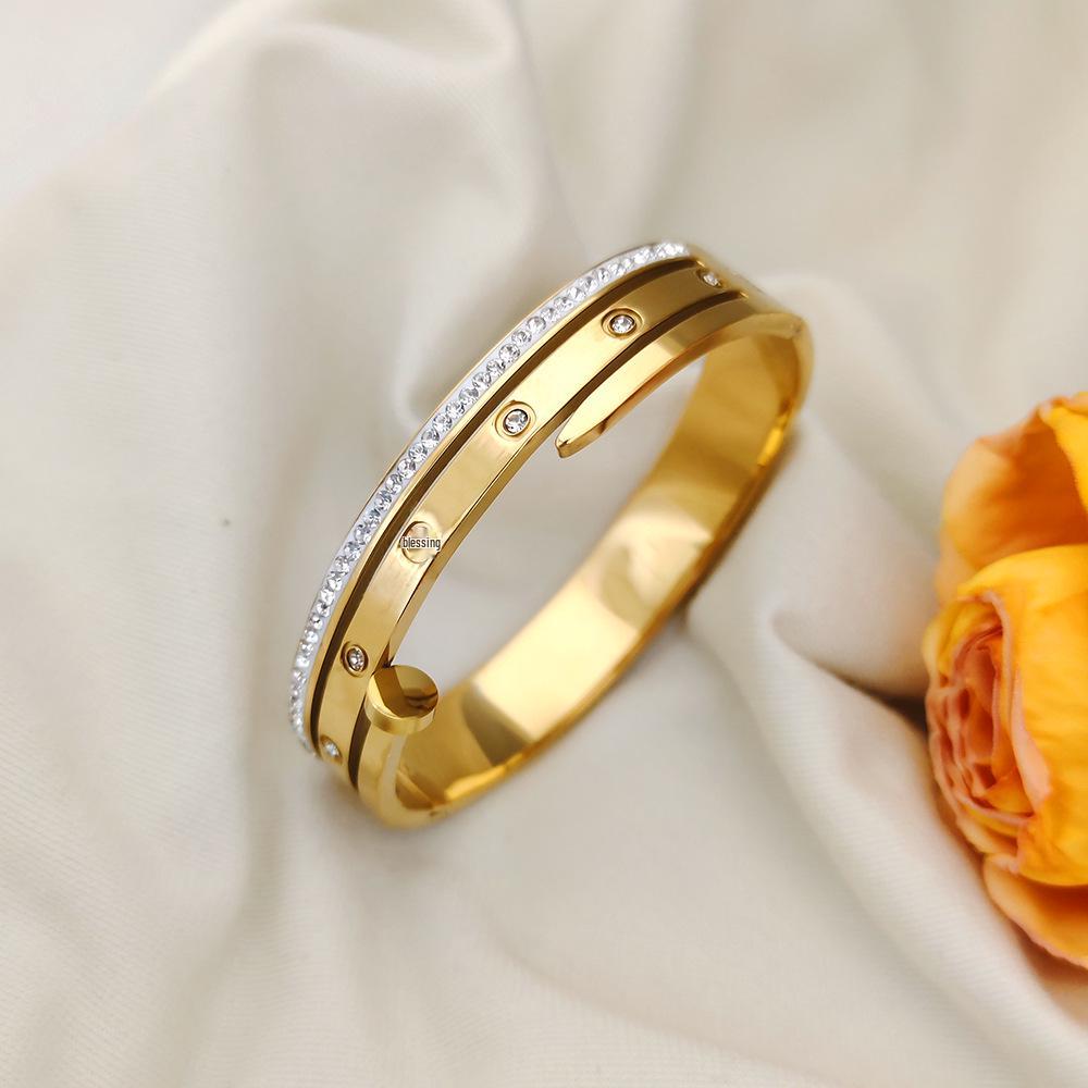 

Женский универсальный браслет из титановой стали - Высококлассный браслет из нержавеющей стали с полным бриллиантом, легкая роскошь и вакуумное покрытие, не выцветающее.