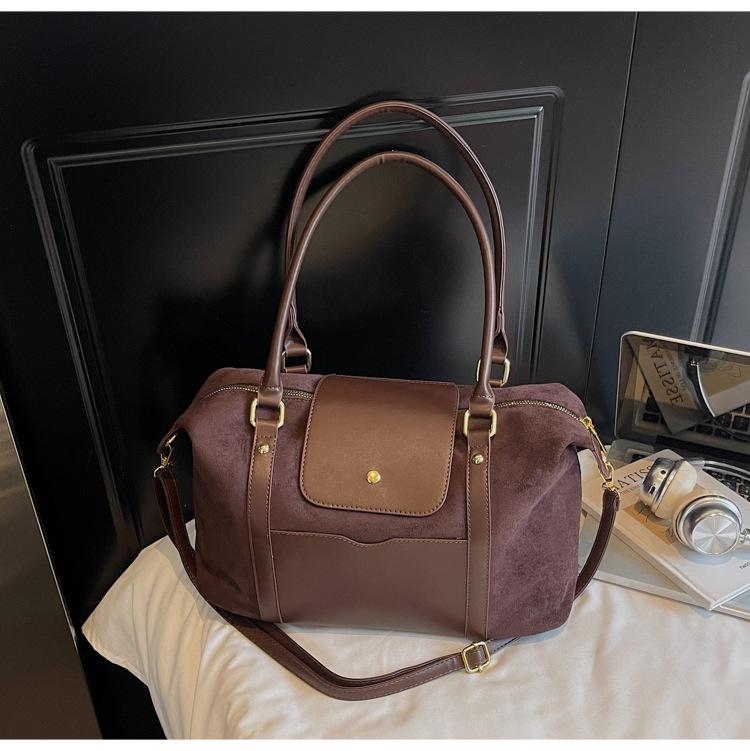 

Large capacity bag women s 2025 new super fire retro Boston bag high sense fashion commuter shoulder armpit bag темно-коричневого кольору