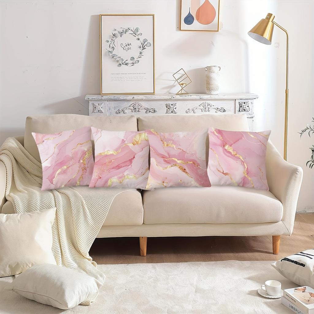 Set aus 4 dekorativen Kissenbezügen mit einem Roségold-Marmor-Design, hergestellt aus weichem Polyester mit einem abstrakten geometrischen Muster. Ideal für die Verbesserung