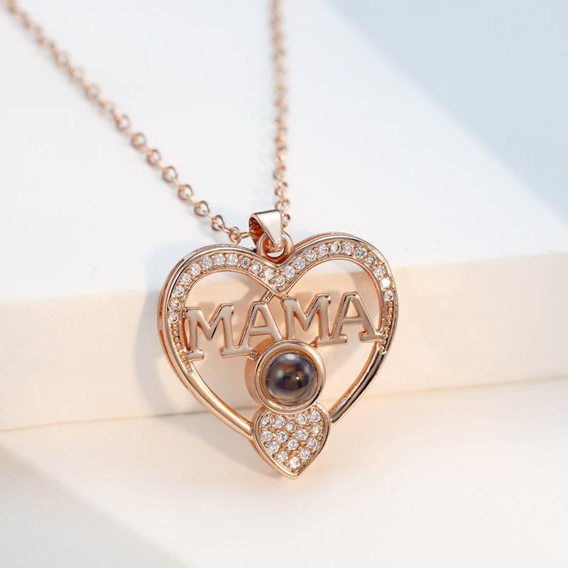 

A Simple Heart-Shaped Necklace With A Pendant Featuring The Word Mom Projected Onto The Design. розового золота
