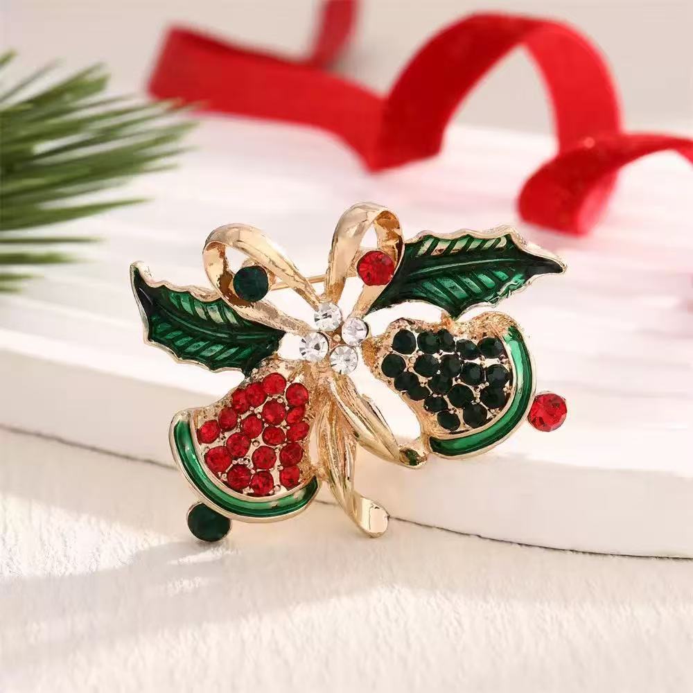 Christmas Wreath Brooch Creative Bow Design Fashion Enamel Pin Festive Gift for Women