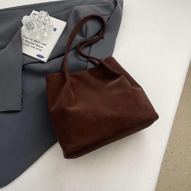 

Retro bag women s large capacity 2025 new autumn and winter versatile shoulder underarm bag casual work commuter tote bag темно-коричневого