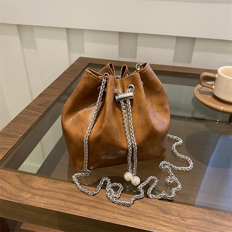 

Высококачественный нишевый дизайн с сумкой-ведром на цепочке для женщин, осенняя новая ретро-универсальная сумка через плечо
