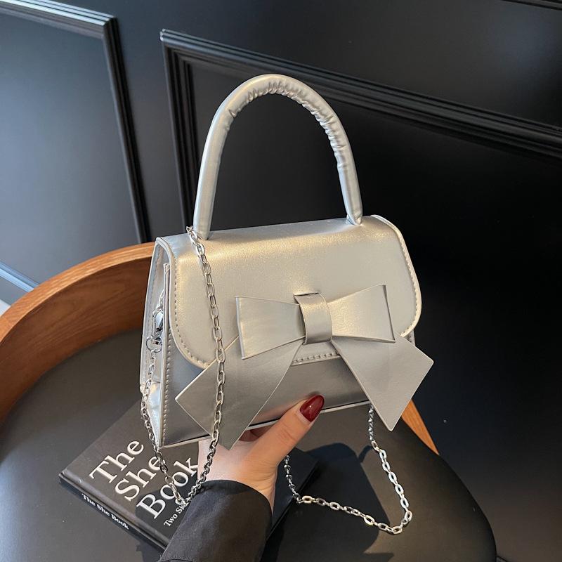 Trendy Texturovaná Crossbody taška s mašlí: Módní a všestranná dámská kabelka pro rok 2025