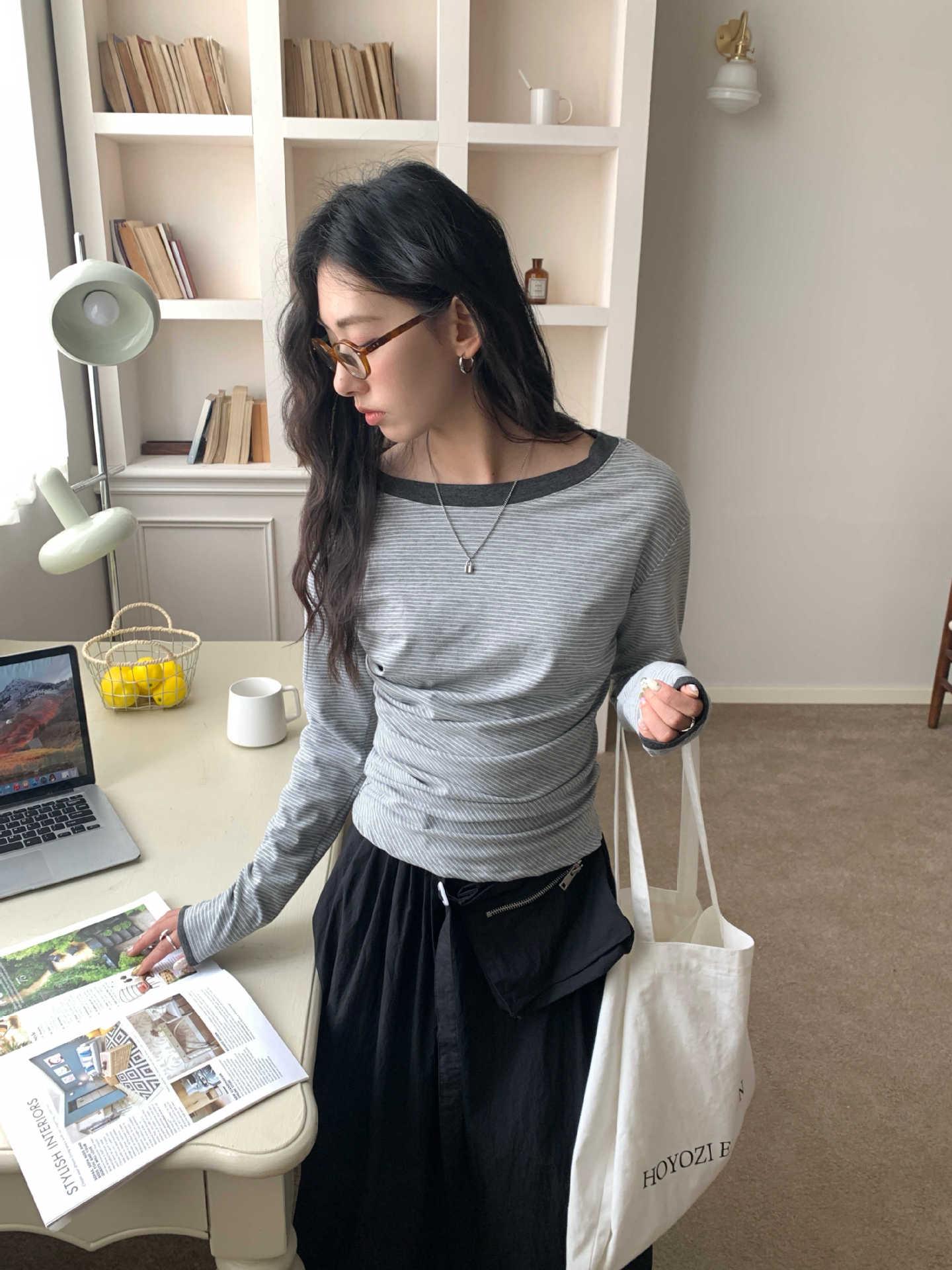 

Huang Zheng Women s Striped Long Sleeve T-shirt with Color Block Collar and Ruched Sides - Spring 2025 Collection One Size светло-серый