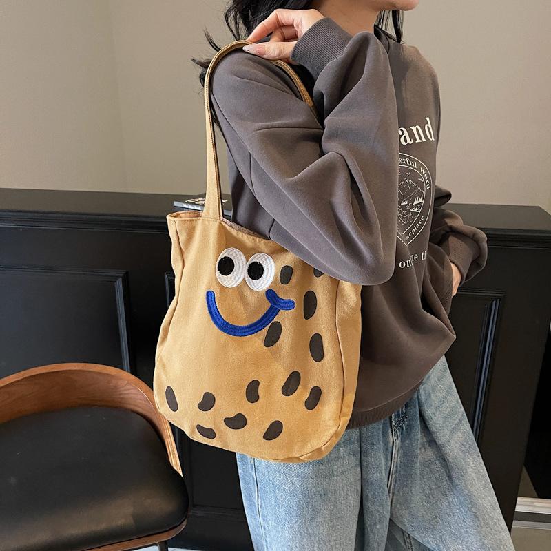 

Cute embroidered shoulder bag women s new large-capacity handbag student class commuting tote bag