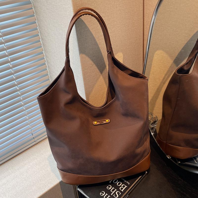 Retro Large Capacity Tote Bag Women's 2025 Autumn and Winter New Commuter Underarm Bag Fashionable Casual Personality Shoulder Bag