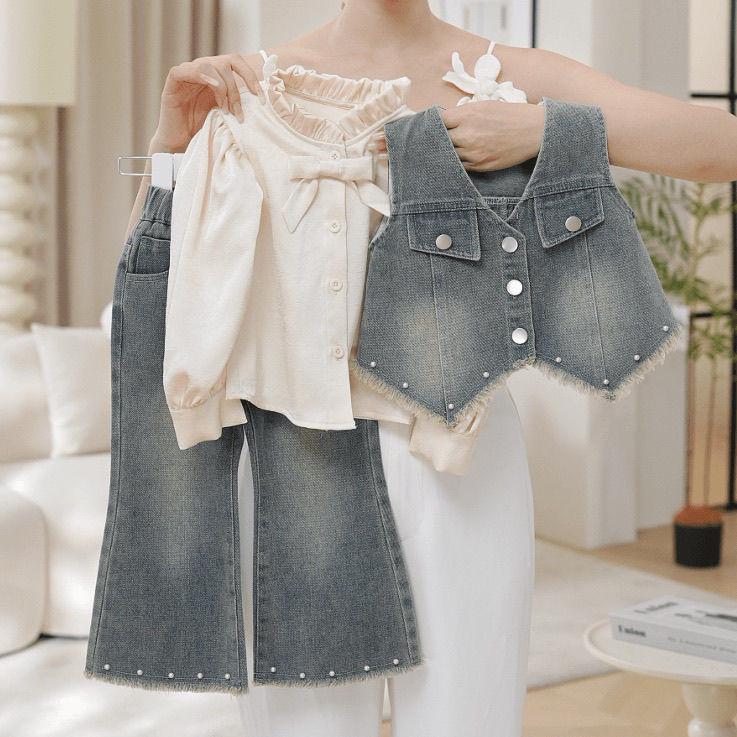 

Трендовый комплект-тройка для девочек на весну/осень 2025: Рубашка с длинным рукавом, джинсовый жилет и брюки 150