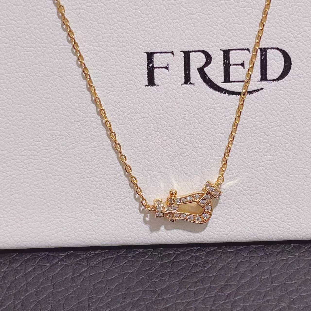 

Women s High-End Gold-Plated Horseshoe Buckle Necklace and Diamond Bracelet Set