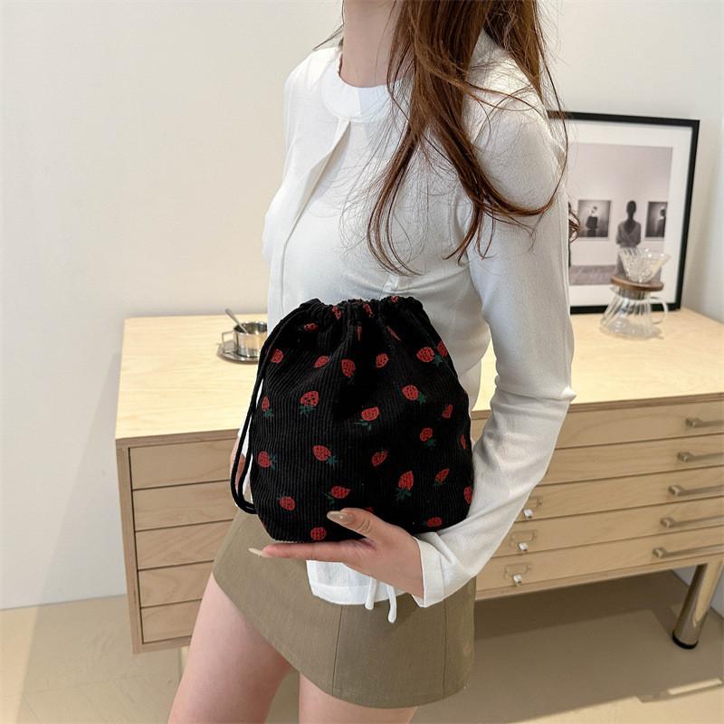 Elegant Summer Commuter Bucket Bag Featuring Stylish Design And Polyester Lining