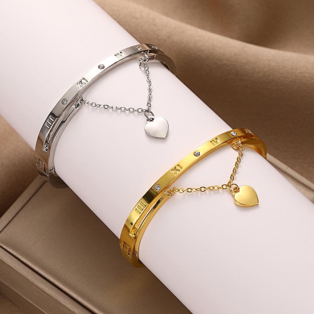 European Beautiful Women's Heart Bracelet Roman Numerals Love Pendant Fashion Versatile Personality Bracelet Jewelry Gift Bracelet