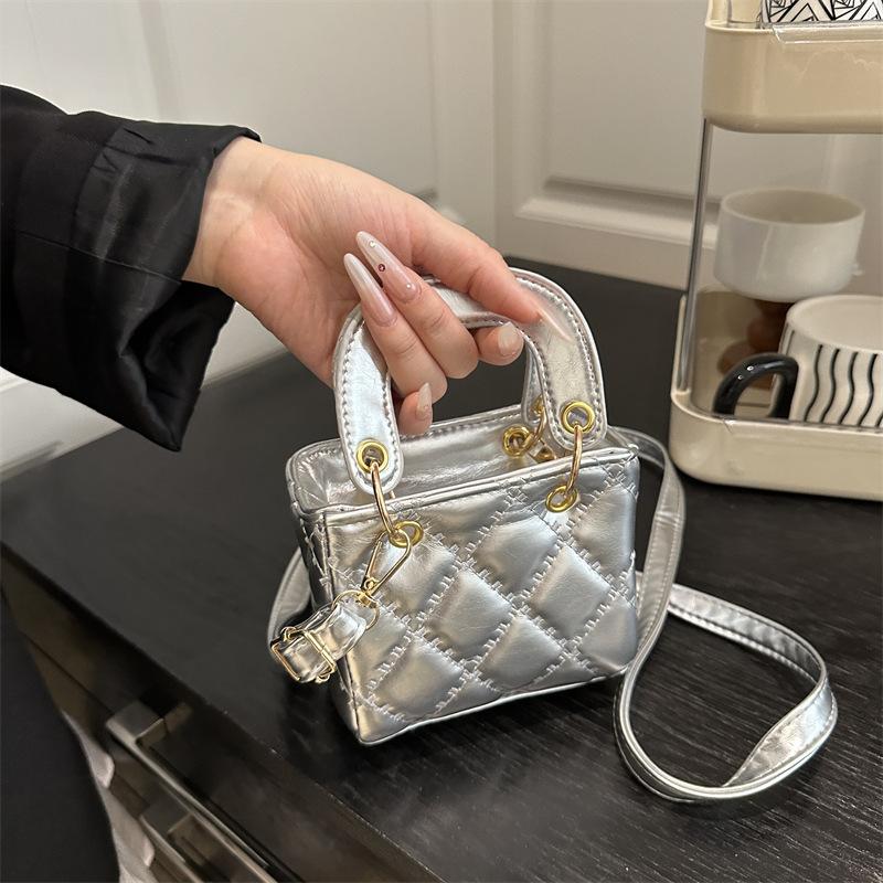 2025 new fashion diamond foreign style shoulder bag women's simple commuting exquisite portable Princess Diana bag temperament messenger bag