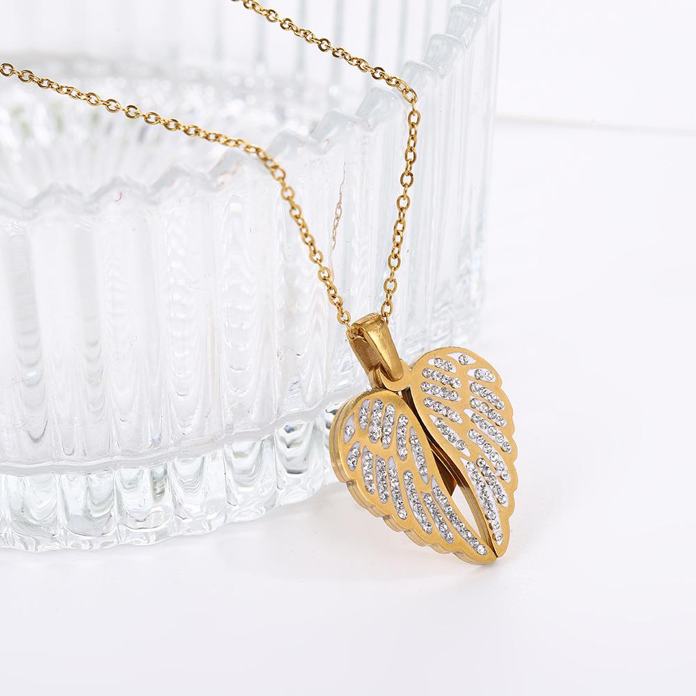 Kazılabilir Kalp Şeklinde Tasarım ve Melek Kanadı Aksanlarına Sahip Titanyum Çelik Kolye