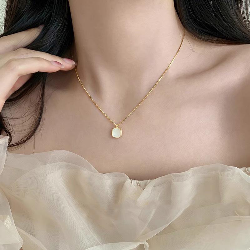 Light Luxury Niche Square Shell Necklace for Women's Summer Design Ins Style Simple Temperament Gentle Collarbone Chain