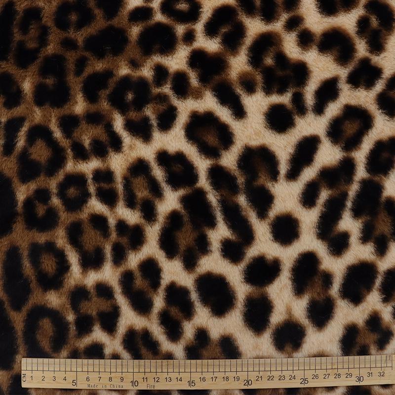 

Обувь, шапки, чемоданы и детская одежда из меха кролика с градиентным рисунком гепарда, оленя и зебры