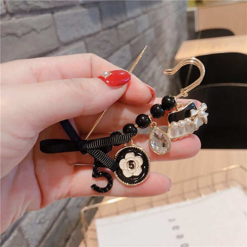 Trendige Brosche Nr. 5 mit Perle und Kristallblume – Schmuck für Damen, Party, Hochzeit beige