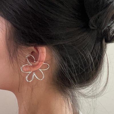 Manicotti per orecchie Mona Flower senza piercing: Eleganti Orecchini di Design per Donna