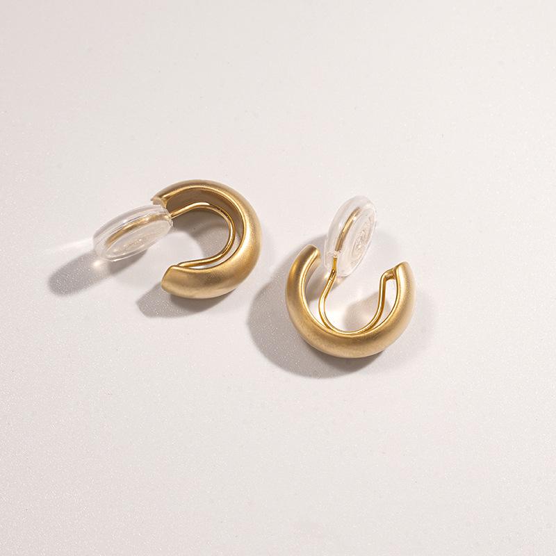 Chic No-Pierce Smooth Ear Clip Earrings for Women – Trendy & Versatile