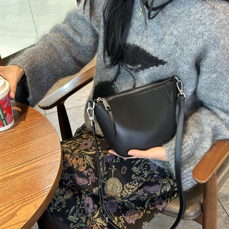 Leather Niche Cowhide Women's Bag, Single Shoulder Crossbody Bag, Popular, Light Luxury Design, Versatile and Trendy Women's Bag