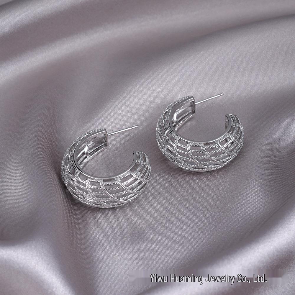 European American Style Luxury Stud Earrings: Elegant Cross-border Niche Hoops, Versatile Celebrity-inspired Accessories