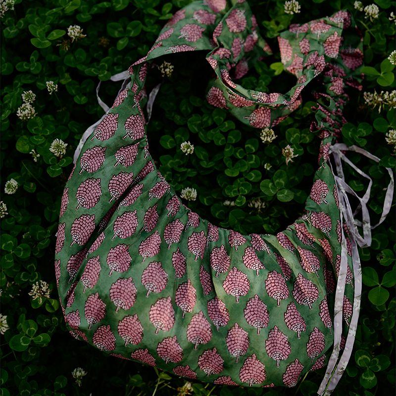 

Housedesign Original 2025 Amoi Rubbing Floral Dumplings Underarm Bag Casual All-matching Shoulder Messenger Bag Green raspberry pattern