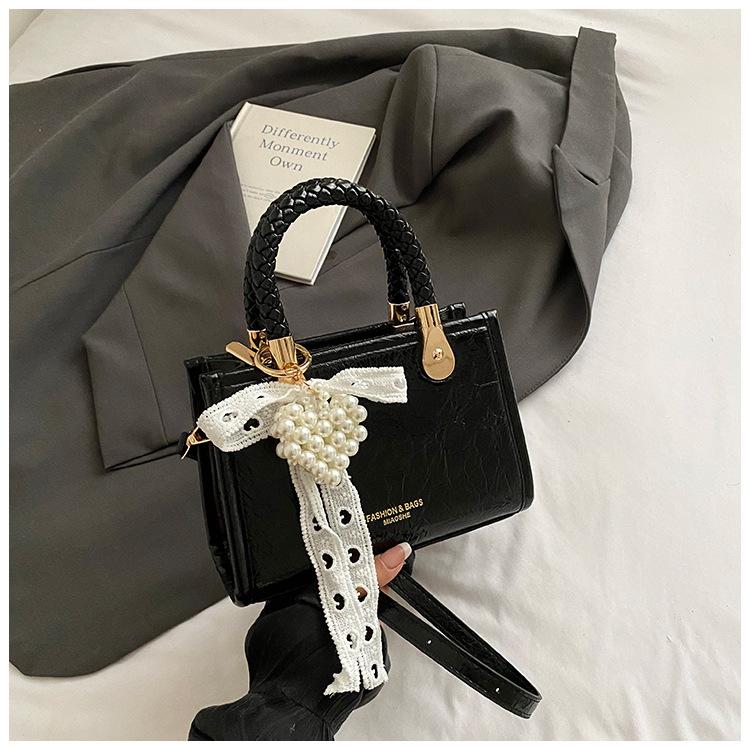 Summer new niche high-value fashionable simple commuter small bag female messenger small square bag