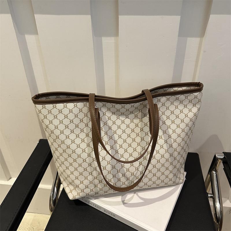 

Stylish Minimalist Large Capacity Women s Tote Bag For Winter Chic Commuting