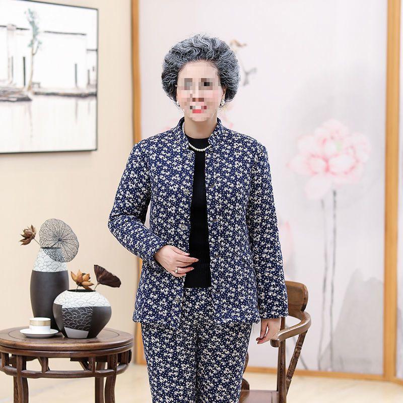 Omas kuscheliges, fleecegefüttertes Winterset: dicke, baumwollgepolsterte Jacke und Hose für Frauen mittleren Alters und Senioren.