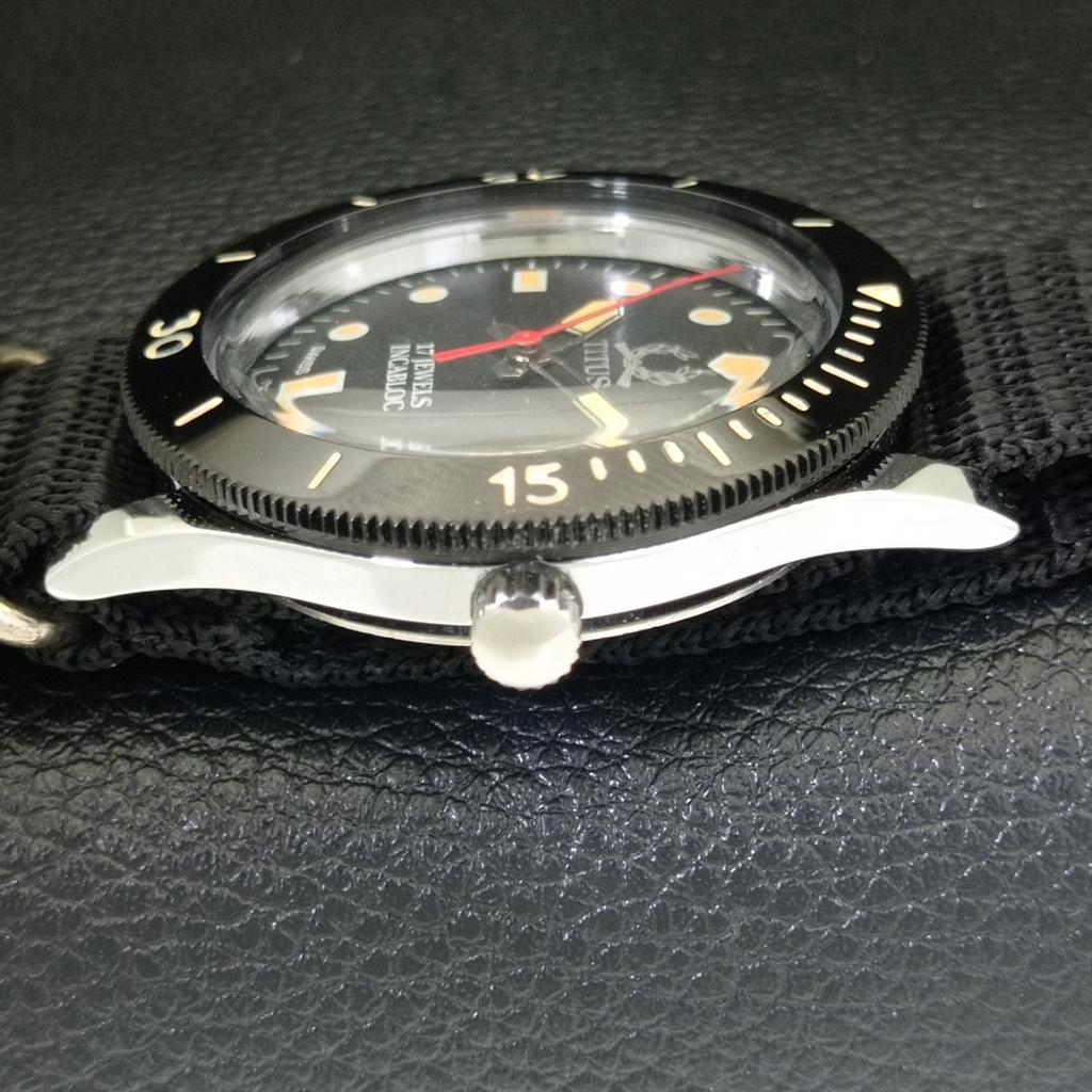 VINTAGE TITUS HAND-WINDING TURNABLE BEZEL SWISS MENS BLACK DIAL WATCH a700223-5 R202-a700223