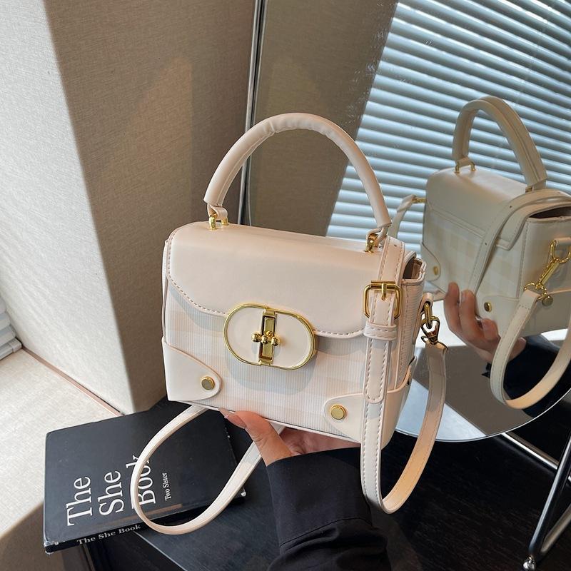 

Today s popular bags are women s new high-end plaid one-shoulder messenger bags and small square bags. белый