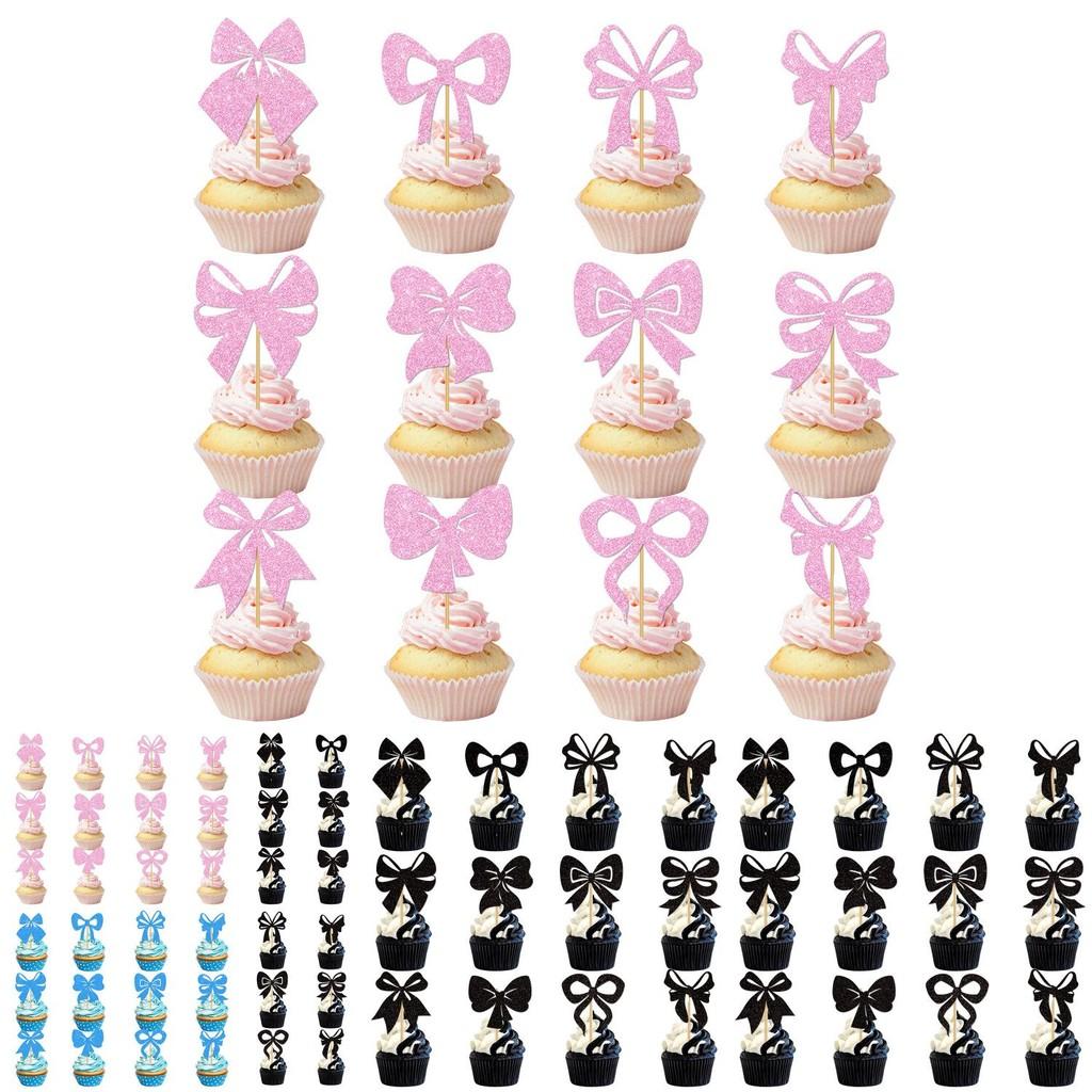 Ozdoba na narozeninový dort se zlatými třpytivými papírovými mašlemi a vlaječkami pro slavnostní oslavu