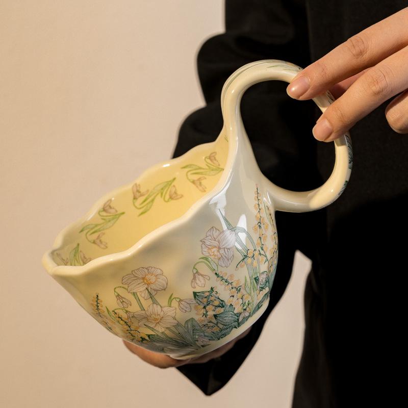 Ceramic Curved Handle Mug with Spoon and Saucer, Floral Design, Ideal for Breakfast, Oatmeal, Milk, Coffee.