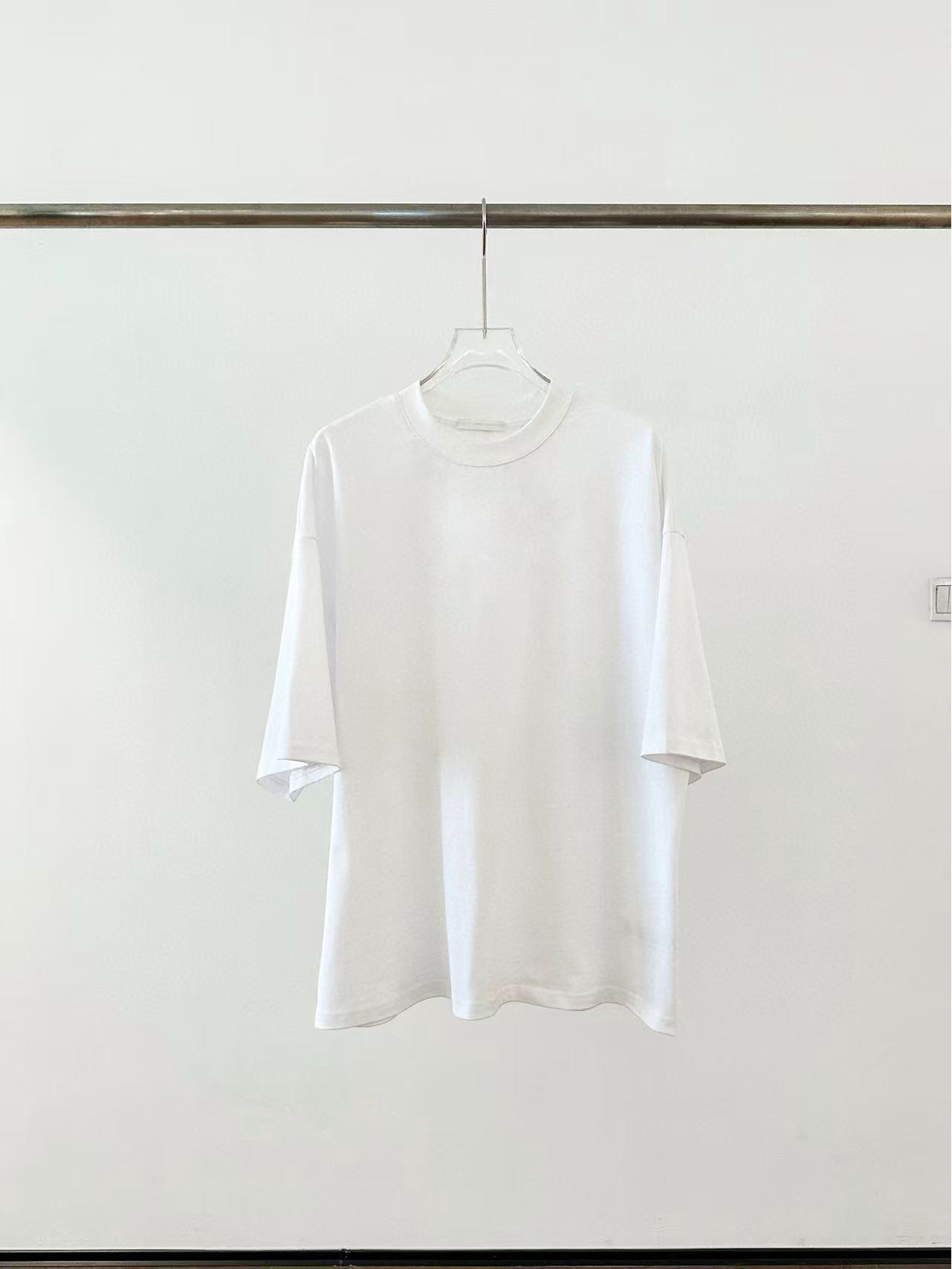 

Женская ветрозащитная футболка свободного кроя в минималистичном стиле с коротким рукавом и центральным швом Small белый