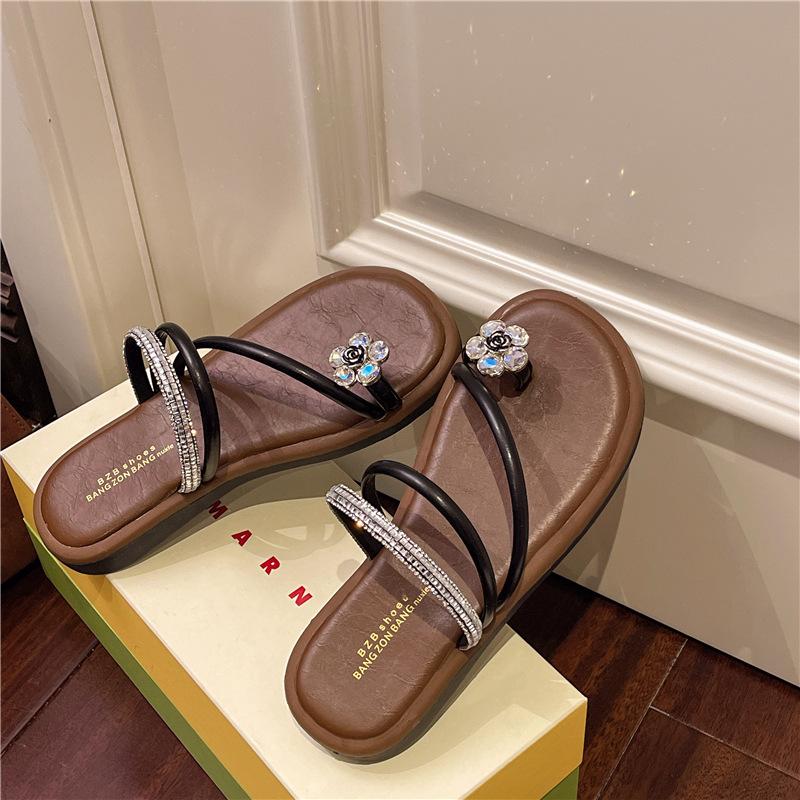 Papuci de casă cu talpă groasă și vârf răcoros pentru femei de purtat 2025 vară noi, cu strasuri, curea subțire, sandale versatile tip muffin pentru femei