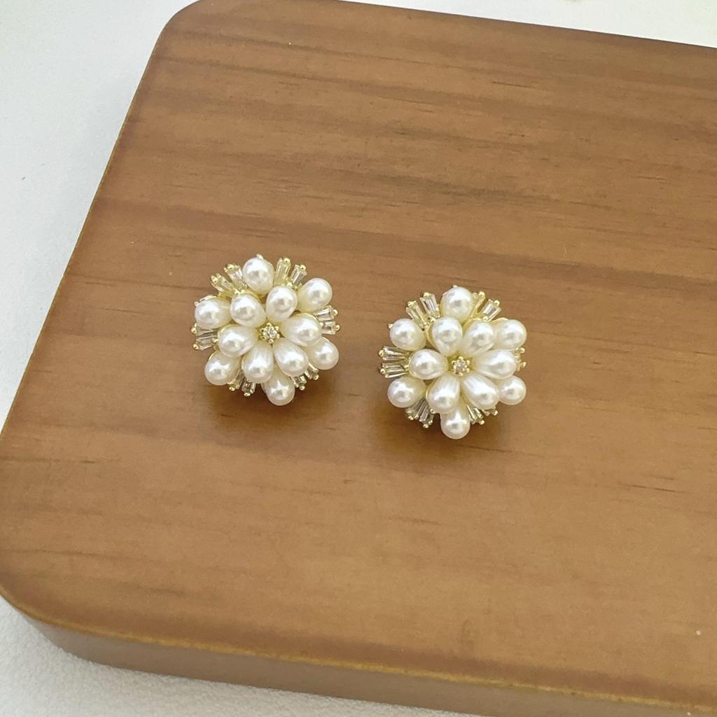 Freshwater Pearl Zircon Flower Stud Earrings - Light Luxury, Cute & Versatile Design for Women