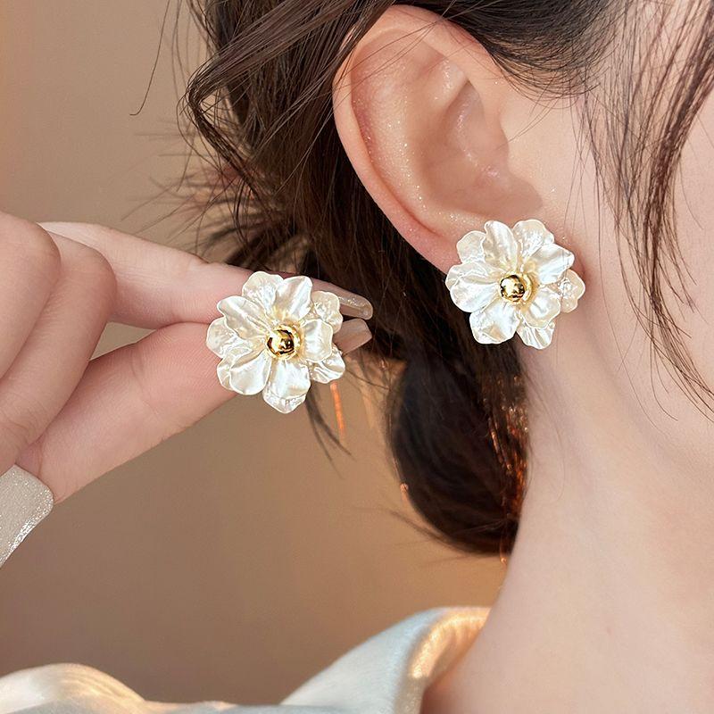 High-End White Flower Stud Earrings Women Temperament Niche Earrings 2025 New Popular Ear Rings Unique Exquisite
