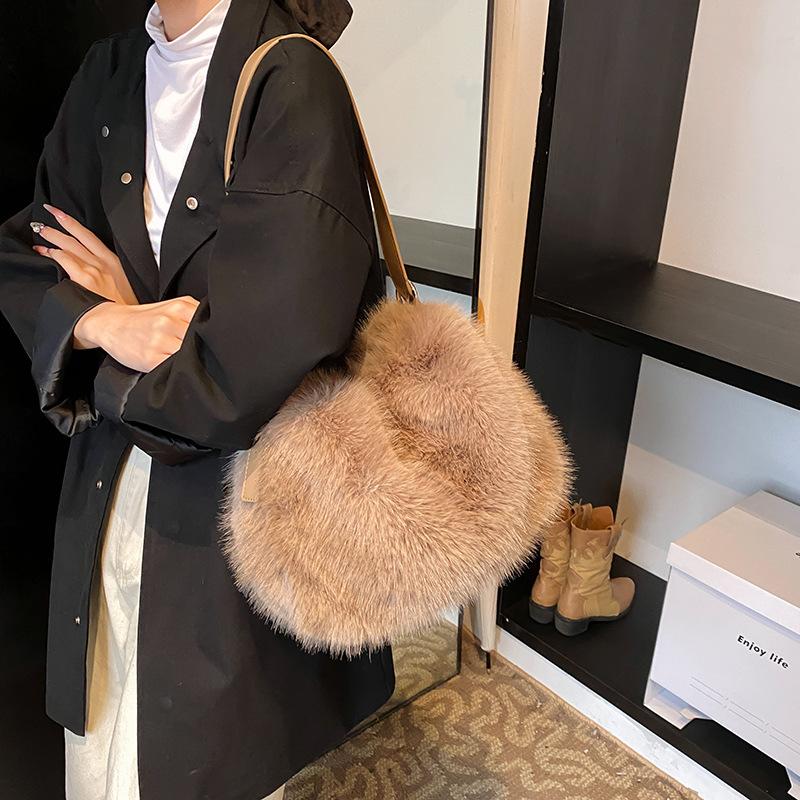 

осень-зима 2025 новая пушистая сумка из искусственного лисьего меха сумка через плечо на одном плече сумка-полумесяц под мышкой модная плюшевая сумка женская 25*11*25 хаки