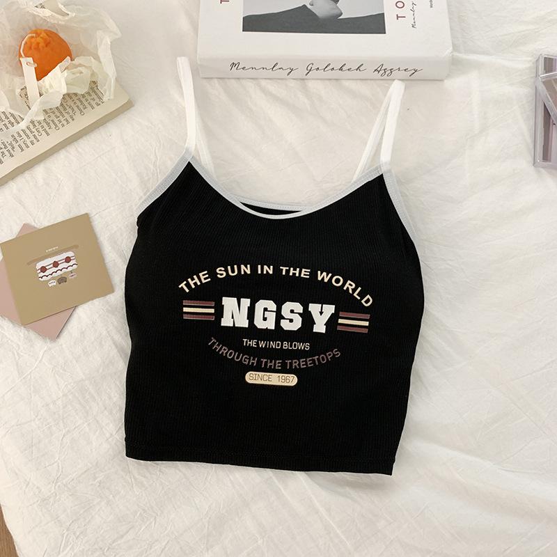 

Майка в корейском стиле с буквенным принтом и встроенным бюстгальтером, облегающий крой, универсальный дизайн one size чёрный
