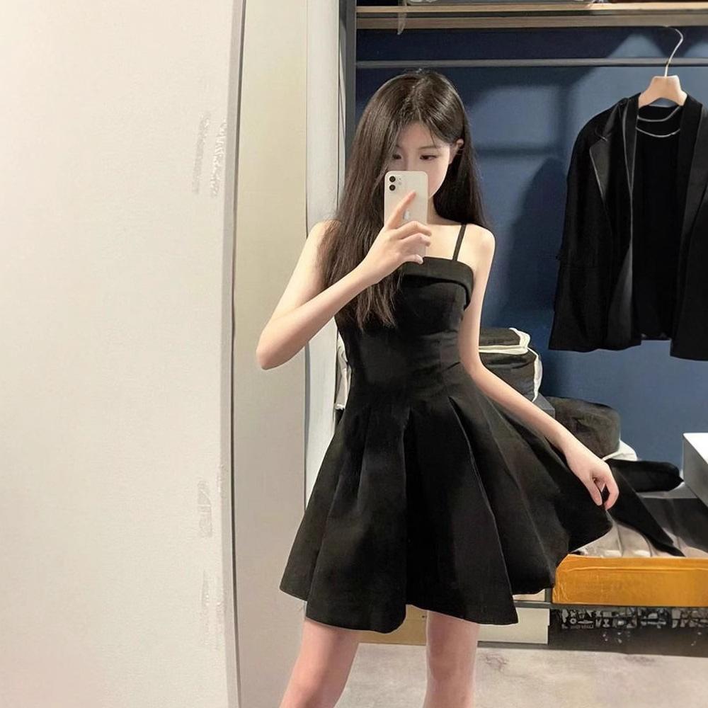 French Hepburn Black Suspender Dress, New High-end Temperament Waist and Thin Short Skirt, Small Black Dress Skirt.
