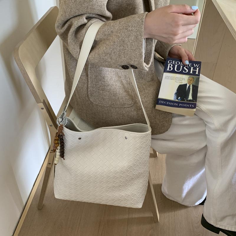 Large-capacity cross-body braided bucket bag for women 2025 pre-autumn new high-end commuter underarm bag tote bag