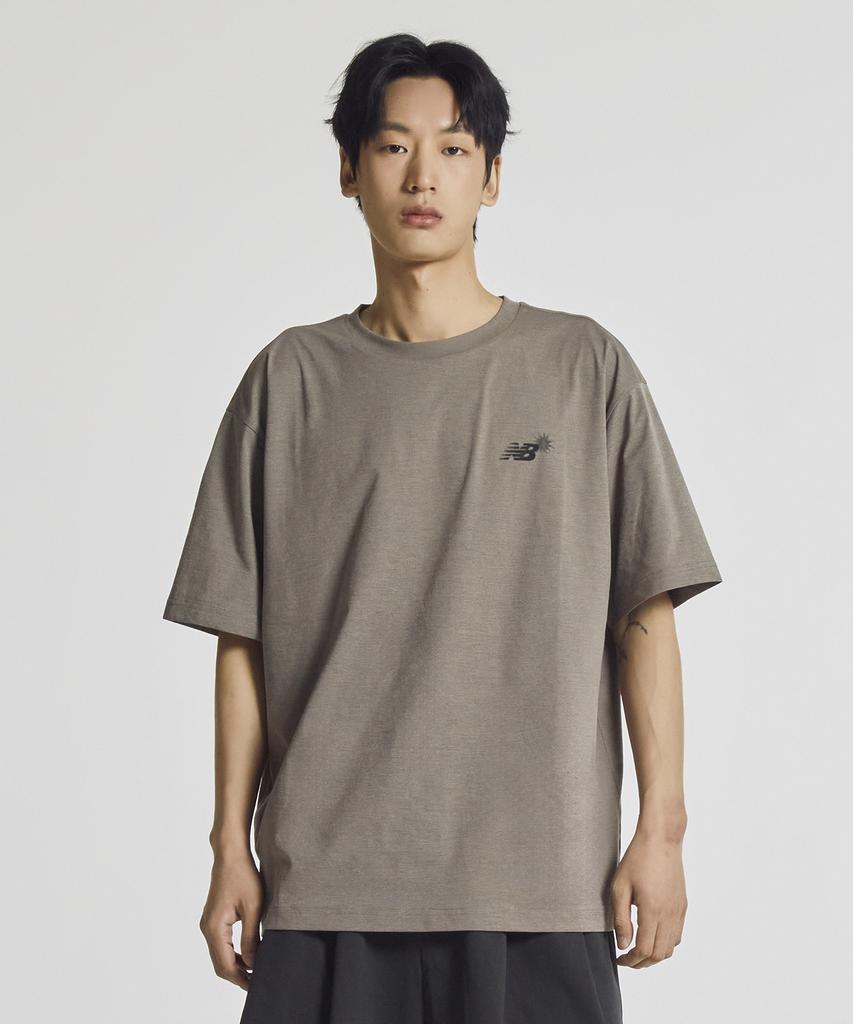 Nyuballanseu Nbneg31653 / Uni Sunny Rainy Water Lettering Short Sleeve T-Shirt (Dark Beige)