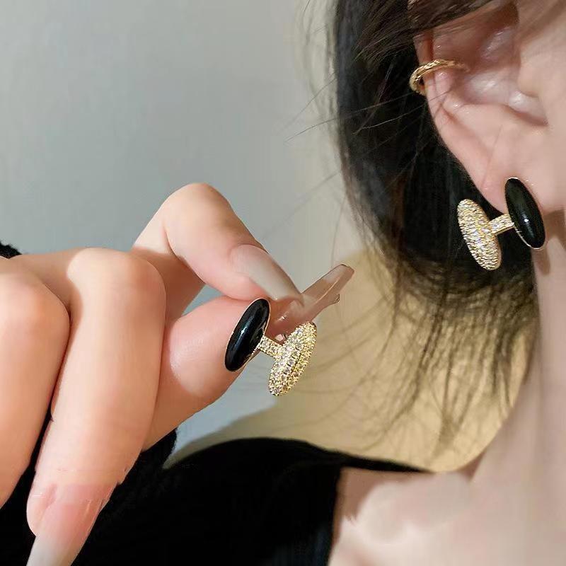 Retro Black Xiaoxiangfeng Stud Earrings Women's Fashion Elegance Temperament High-end Earrings Bow Love Versatile Earrings